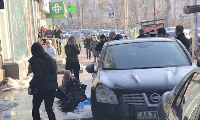 Девушке на голову упал лед: Facebook KyivOperativ