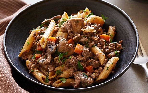Готовим вместе: бефстроганов с грибами, корнишонами и рисом