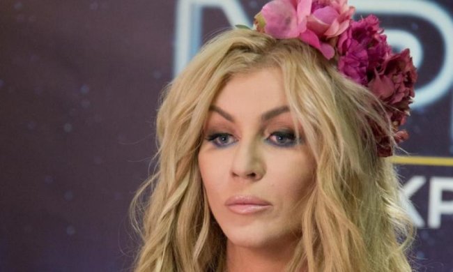 Билык, ванна, лабутены: фото певицы подняли на смех