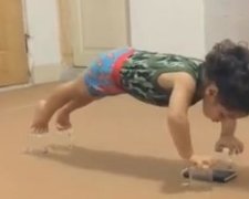 Девочка шокировала Facebook, отжимаясь на чашках