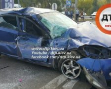 На Троєщині Chevrolet "влетів" у тролейбус - півмашини знесло (фото)