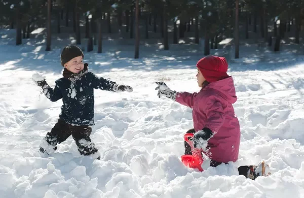 Діти взимку. Фото: Deposit Photos