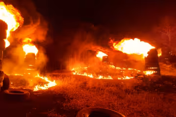В Киеве подожгли дом ромов: видео с места пожара