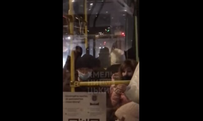 Дві хмельничанки влаштували "півнячі бої" у тролейбусі: "Вона гола!"