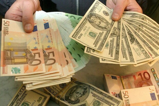 Курс доллара опустится к рекордной отметки: когда украинцам запасаться валютой