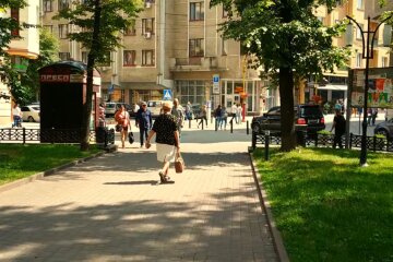 Франківчан тероризує нахабний жебрак з ножем, є жертви