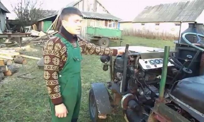 Крестьянин смастерил трактор, работающий на дровах