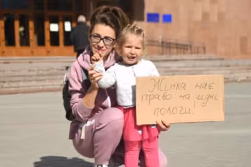 Вагітні франківчанки прийшли до губернатора Федоріва, пристрасті киплять: "Чоловіки хочуть народжувати!"