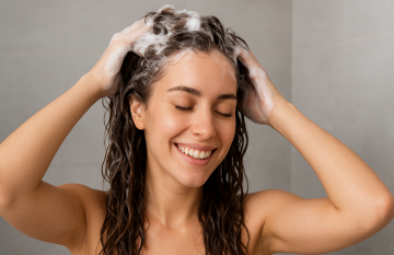 Мытье головы, изображение Знай.ua