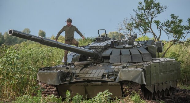 Воин ВСУ на танке, фото: Facebook