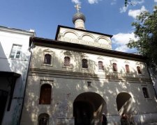 "У*буй звідси на": охоронець московських попів нахамив журналістці