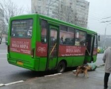 В Харькове пенсионера зажало в дверях маршрутки, водитель не спешил спасать: "Тебе вернется!"