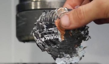 Гідравлічний прес розплющив батарейки у великий млинець (відео)