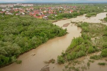 На Франківщині річки виходять з берегів, може затопити - синоптики попередили про потужну повінь