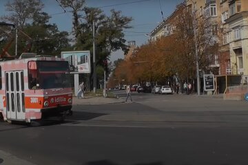 У Дніпрі батьки сполохали нахабного викрадача дітей – заманював до авто чіпсами і цукерками