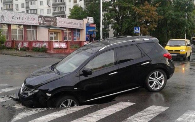 В Киеве асфальт "заглотнул" автомобиль: фото