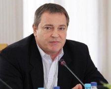 Боягузливий пес Януковича погавкав на українців з безпечної відстані