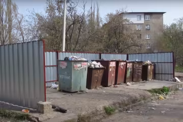 мусорные контейнеры, скриншот из видео