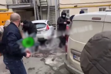 Біля обмінника валют у Києві поранили ветерана АТО - поліція готується до штурму