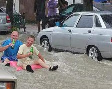 У Сочі під воду пішов аеропорт, вулицями плавають на матрацах (фото)