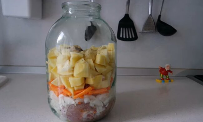 Картошка, запеченная в банке, скриншот: YouTube