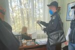 Под Харьковом чиновница "продалась" за песок