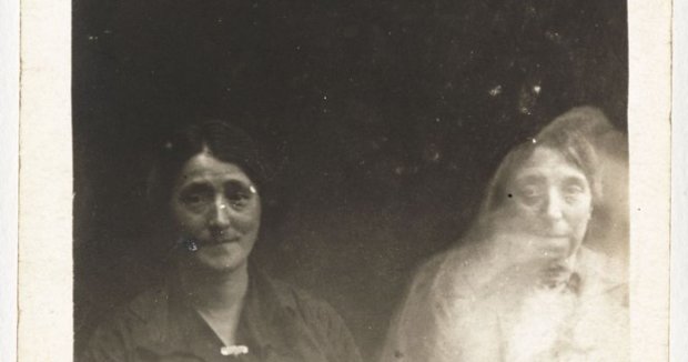 Старинные призрачные снимки, пробирающие до дрожи: как фотографы становились медиумами