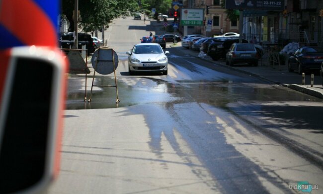 Придется добираться вплавь: в центре Днепра затопило сквер и несколько улиц