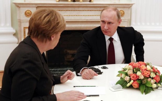 Стало відомо, про що говорили по телефону Меркель і Путін