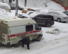 Швидка влетіла в натовп прямо на світлофорі: відео не для слабкодухих