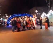 На вулиці Хмельницького висипали колядники, веселять малих і дорослих: "З Новим щастям!"