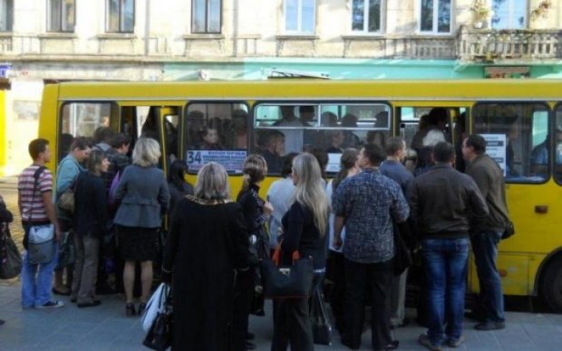 Как символ Украины: столичная маршрутка без тормозов подорвала сеть
