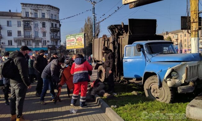 Под Днепром неуправляемый мусоровоз снес ребенка, жуткое видео
