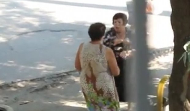 Одеські бабусі побилися через лавочку (відео)