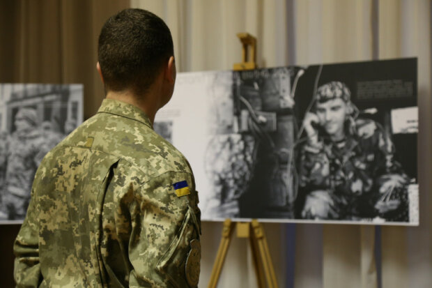 "Два століття – одна війна": у Франківську героїв України "воскресять" фронтовими фото