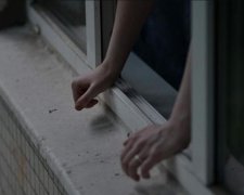 Загадочный случай в Питере: женщина с ребенком выпала из окна многоэтажки