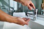 Благодать з доставкою додому: з кранів киян потекла свята вода