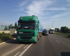 Под Днепром школьный автобус на скорости врезался в фуру: 16 детей доставали из раздавленного авто