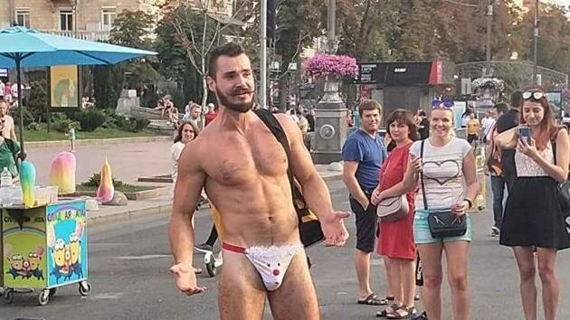 В Киеве курьер в одних стрингах доставил еду на лекцию:  профессор онемел, студентам - радость, видео 18+