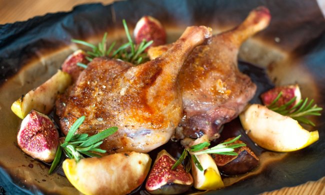 Рецепт соковитої індички з яблуками та цибулею