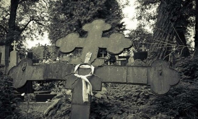 Вандали розтрощили могилу героя Небесної сотні