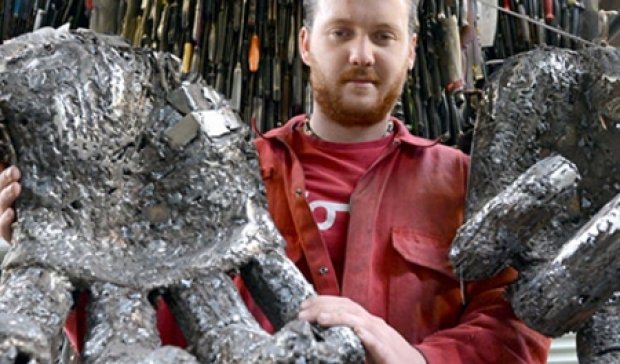 Ангел из ножей: художник создаст огромную скульптуру из орудий убийств