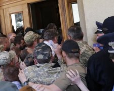 Националисты ворвались во Львовский облсовет: пострадал буфет