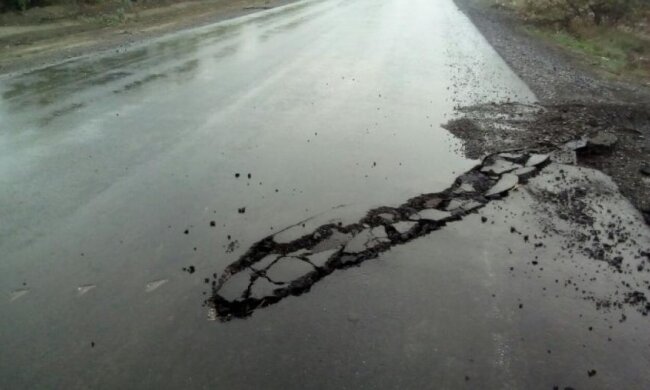 Закарпатский тракторист вспахал новую дорогу