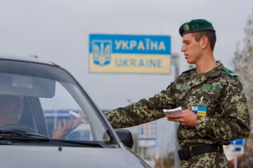 Украинские таможенники "отхватят" за доллары мажора на румынской границе
