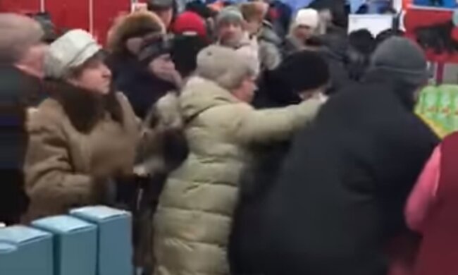Скрін, відео YouTube бійка в магазині