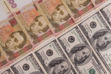 НБУ зміцнив гривню до 24,82 за долар