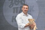 Кличко показав годування хижаків в столичному зоопарку: "Змушені самі добувати собі їжу"