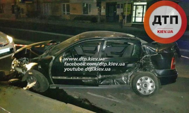 У Києві водій легковика влетів у припарковане авто (фото)