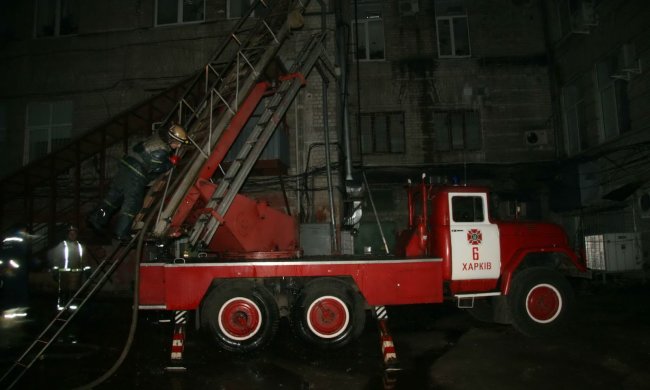 У Харкові спалахнула багатоповерхівка: хоробрий чоловік врятував сотні людей